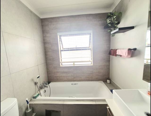 3 BEDROOM APARTMENT FOR SALE IN MODDERFONTEIN